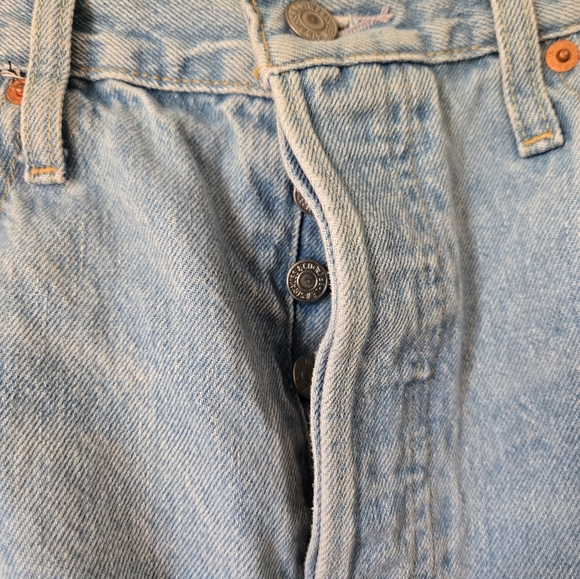 Levi’s Light Wash 501 High Rise Distressed Cutoff Shorts – W32 - Picture 2 of 7